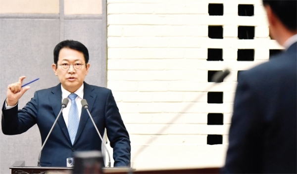 박남춘 인천시장이 21일 시의회 본회의장에서 열린 ‘제251회 정례회 제3차 본회의’에서 의원의 시정질문에 답변하고 있다. 인천시 제공