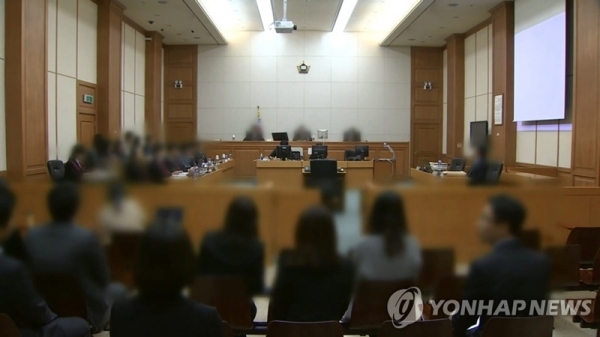 아르바이트를 시켜주겠다고 접근한 뒤 친구들 명의로 대출받은 5억여원을 가로챈 모녀가 실형을 선고받았다. 연합뉴스