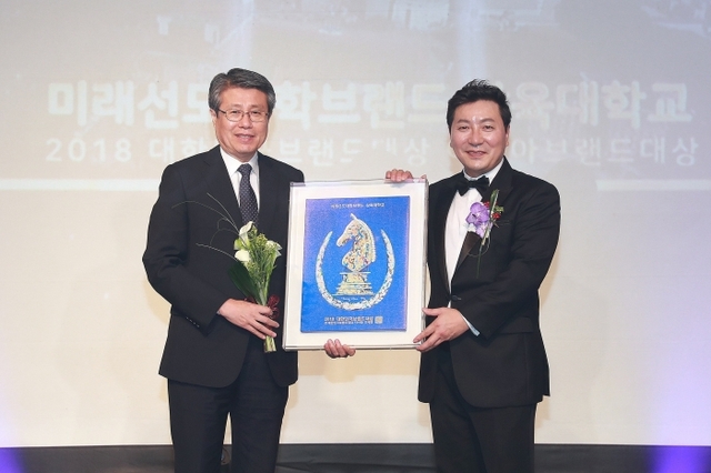 왼쪽부터 삼육대 김성익 총장, 사단법인 대한민국브랜드협회 조세현 이사장