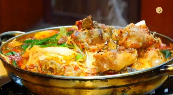 '생방송 오늘저녁'에서는 '전통의 맛 여기요~!' 코너를 통해 25년 전통의 산닭매운탕이 소개됐다.