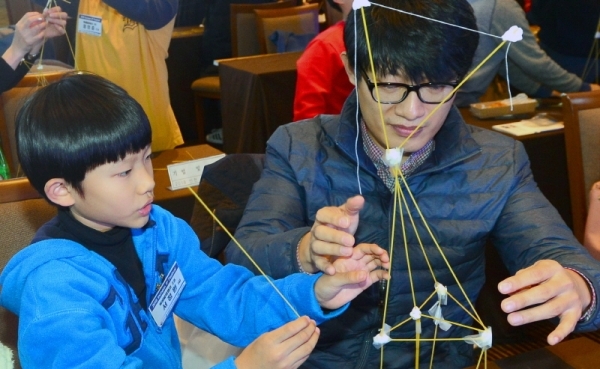 22일 오후 인천 연수구 송도동 센트럴시티 호텔에서 열린 ‘2018 인천 지식재산 페스티벌 가족과 함께하는 창의캠프’에 참가한 한 가족이 스파게티 면으로 탑 쌓기 경기를 하고 있다. 조주현기자