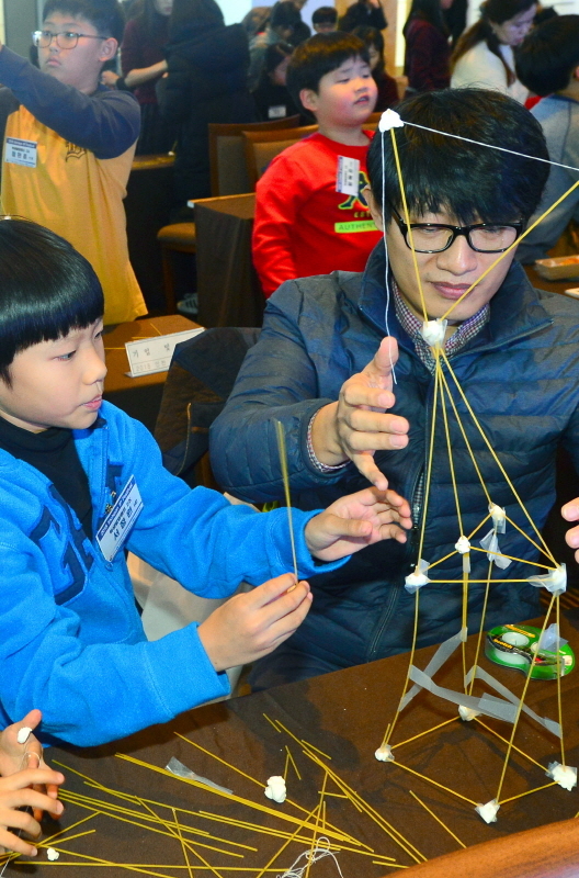 22일 오후 인천 연수구 송도동 센트럴시티 호텔에서 열린 ‘2018 인천 지식재산 페스티벌 가족과 함께하는 창의캠프’에 참가한 한 가족이 스파게티 면으로 탑 쌓기 경기를 하고 있다. 조주현기자