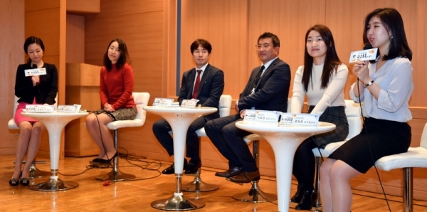 22일 경희대학교 국제캠퍼스 국제ㆍ경영대학관에서 열린 ‘외교관과의 대화 외교톡톡 in 경기’에서 외교부 송정혜 유네스코 과장, 윤영조 개발협력과장, 오세정 외무사무관, 이화란 외무사무관, 봉현준 외무행정관이 참석자들과 외교관 진로 조언, 외교부 근무 여건, 공관 근무 경험 등과 관련 대화를 나누고 있다. 전형민기자