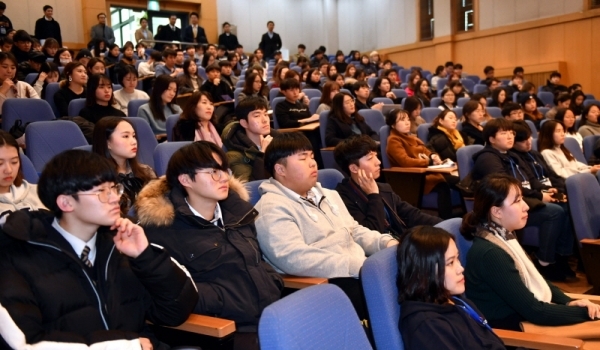 22일 경희대학교 국제캠퍼스 국제ㆍ경영대학관에서 열린 ‘외교관과의 대화 외교톡톡 in 경기’에서 참석자들이 이화란 외교부 동남아과 외무사무관의 “외교관 후보자 시험합격 비법”이란 주제로 특강을 경청하고 있다.전형민기자