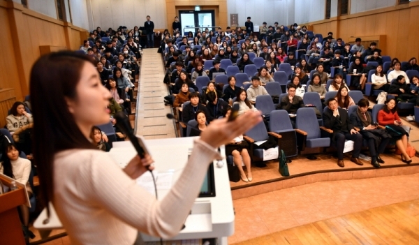 22일 경희대학교 국제캠퍼스 국제ㆍ경영대학관에서 열린 ‘외교관과의 대화 외교톡톡 in 경기’에서 참석자들이 이화란 외교부 동남아과 외무사무관의 “외교관 후보자 시험합격 비법”이란 주제로 특강을 경청하고 있다.전형민기자
