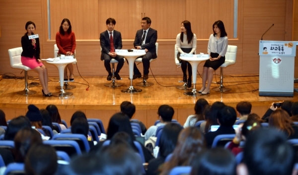 22일 경희대학교 국제캠퍼스 국제ㆍ경영대학관에서 열린 ‘외교관과의 대화 외교톡톡 in 경기’에서 외교부 송정혜 유네스코 과장, 윤영조 개발협력과장, 오세정 외무사무관, 이화란 외무사무관, 봉현준 외무행정관이 참석자들과 외교관 진로 조언, 외교부 근무 여건, 공관 근무 경험 등과 관련 대화를 나누고 있다.전형민기자