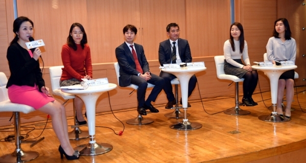 22일 경희대학교 국제캠퍼스 국제ㆍ경영대학관에서 열린 ‘외교관과의 대화 외교톡톡 in 경기’에서 외교부 송정혜 유네스코 과장, 윤영조 개발협력과장, 오세정 외무사무관, 이화란 외무사무관, 봉현준 외무행정관이 참석자들과 외교관 진로 조언, 외교부 근무 여건, 공관 근무 경험 등과 관련 대화를 나누고 있다.전형민기자