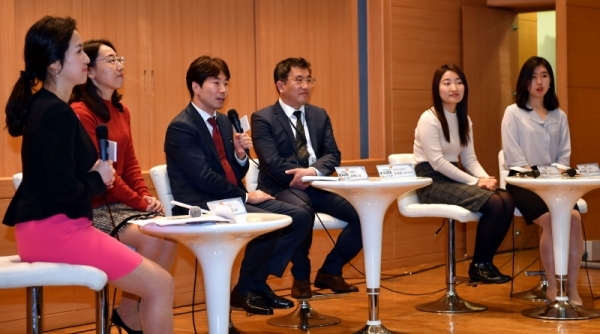 22일 경희대학교 국제캠퍼스 국제ㆍ경영대학관에서 열린 ‘외교관과의 대화 외교톡톡 in 경기’에서 외교부 송정혜 유네스코 과장, 윤영조 개발협력과장, 오세정 외무사무관, 이화란 외무사무관, 봉현준 외무행정관이 참석자들과 외교관 진로 조언, 외교부 근무 여건, 공관 근무 경험 등과 관련 대화를 나누고 있다.전형민기자