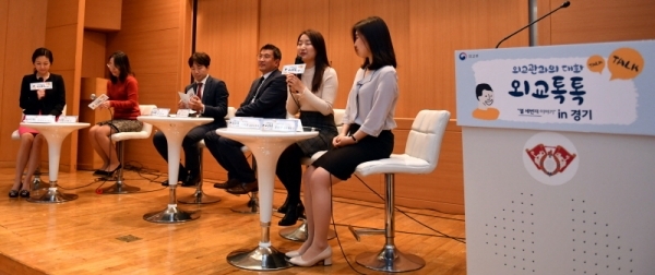 22일 경희대학교 국제캠퍼스 국제ㆍ경영대학관에서 열린 ‘외교관과의 대화 외교톡톡 in 경기’에서 외교부 송정혜 유네스코 과장, 윤영조 개발협력과장, 오세정 외무사무관, 이화란 외무사무관, 봉현준 외무행정관이 참석자들과 외교관 진로 조언, 외교부 근무 여건, 공관 근무 경험 등과 관련 대화를 나누고 있다.전형민기자