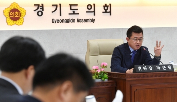 22일 경기도의회 안전행정위원회의 2018년도 경기도 자치행정국, 경기도장학관, 경기도자원봉사센터에 대한 행정사무감사에서 박근철 위원장이 질의하고 있다.전형민기자