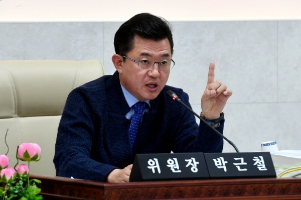 22일 경기도의회 안전행정위원회의 2018년도 경기도 자치행정국, 경기도장학관, 경기도자원봉사센터에 대한 행정사무감사에서 박근철 위원장이 질의하고 있다.전형민기자
