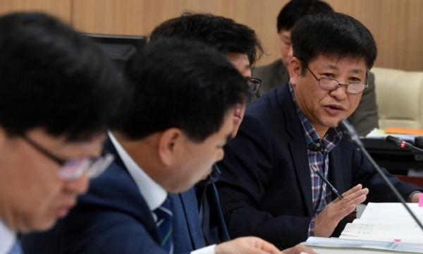 22일 경기도의회 안전행정위원회의 2018년도 경기도 자치행정국, 경기도장학관, 경기도자원봉사센터에 대한 행정사무감사에서 김판수 의원이 질의하고 있다.전형민기자