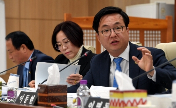 22일 경기도의회 안전행정위원회의 2018년도 경기도 자치행정국, 경기도장학관, 경기도자원봉사센터에 대한 행정사무감사에서 이동현 의원이 질의하고 있다.전형민기자