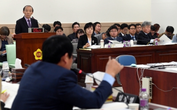 22일 경기도의회 안전행정위원회의 2018년도 자치행정국, 경기도장학관, 경기도자원봉사센터에 대한 행정사무감사에서 박태영 경기도장학관장이 의원들의 질의에 답변하고 있다.전형민기자