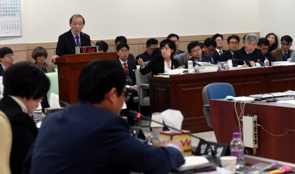 22일 경기도의회 안전행정위원회의 2018년도 자치행정국, 경기도장학관, 경기도자원봉사센터에 대한 행정사무감사에서 박태영 경기도장학관장이 의원들의 질의에 답변하고 있다.전형민기자