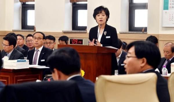 22일 경기도의회 안전행정위원회의 2018년도 자치행정국, 경기도장학관, 경기도자원봉사센터에 대한 행정사무감사에서 차정숙 경기도 자치행정국장이 의원들의 질의에 답변하고 있다.전형민기자