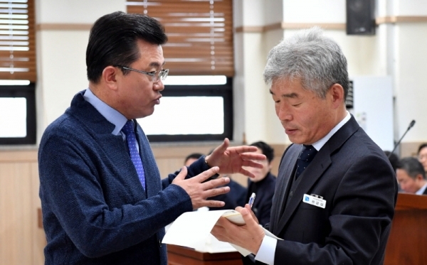 22일 경기도의회 안전행정위원회의 2018년도 경기도 자치행정국, 경기도장학관, 경기도자원봉사센터에 대한 행정사무감사에서 박근철 위원장이 정회를 선언한  후  권금섭 자치행정과장에게 신속한 자료제출을 요구하고 있다.전형민기자