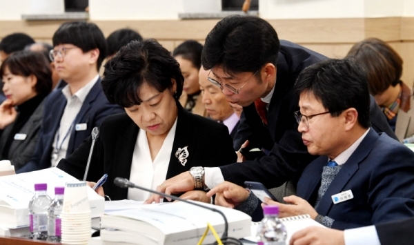 22일 경기도의회 안전행정위원회의 2018년도 자치행정국, 경기도장학관, 경기도자원봉사센터에 대한 행정사무감사에서 차정숙 경기도 자치행정국장이 의원들의 질의에 관계공무원들과 답변준비를 하고 있다.전형민기자