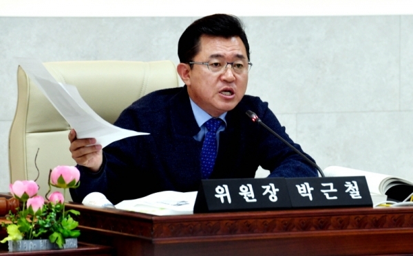 22일 경기도의회 안전행정위원회의 2018년도 경기도 자치행정국, 경기도장학관, 경기도자원봉사센터에 대한 행정사무감사에서 박근철 위원장이 질의하고 있다.전형민기자