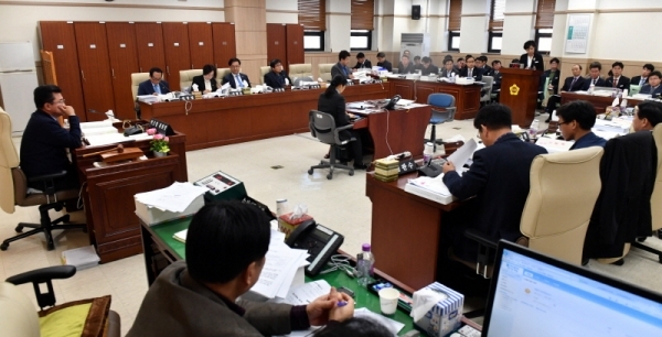 22일 경기도의회 안전행정위원회의 2018년도 자치행정국, 경기도장학관, 경기도자원봉사센터에 대한 행정사무감사에서 차정숙 경기도 자치행정국장이 의원들의 질의에 답변하고 있다.전형민기자