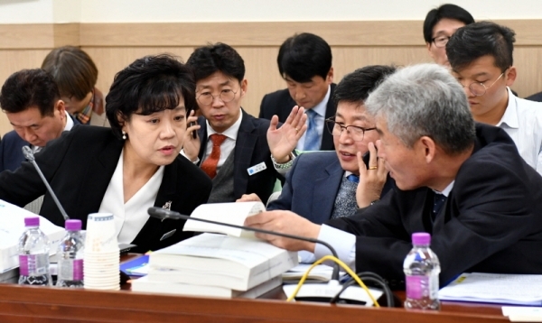 22일 경기도의회 안전행정위원회의 2018년도 자치행정국, 경기도장학관, 경기도자원봉사센터에 대한 행정사무감사에서 차정숙 경기도 자치행정국장, 이재영 총무과장, 권금섭 자치행정과장이  의원들의 질의에 답변준비를 하고 있다.전형민기자