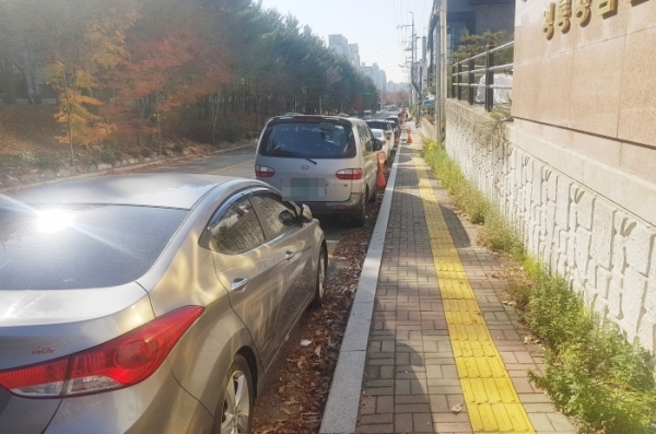 수원 영흥공원 인근 인도와 자전거도로가 각각 1.5m 폭의 최소한의 규정도 충족하지 못한 채 설치돼 있어 시민들의 안전을 위협하고 있다.