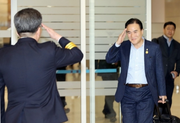 김종양 인터폴 신임총재가 23일 인천국제공항을 통해 입국, 민갑룡 경찰청장의 영접을 받으며 거수경례하고 있다. 연합뉴스