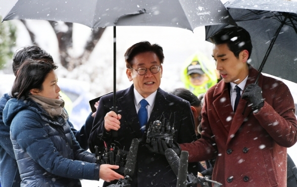 이재명 경기도지사가 24일 수원지방검찰청 성남지청에서 조사를 받기 위해 출석하던 중 취재진의 질문에 답변하고 있다. 검찰 조사는 경찰이 기소 의견으로 송치한 친형 강제입원, 검사 사칭, 성남시 분당구 대장동 개발 관련 허위사실 공표 등 3건과 배우 김부선 씨와 관련된 여배우 스캔들에 대해서 진행될 예정이다. 조태형기자
