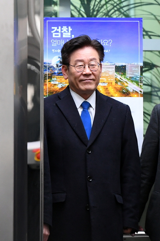 이재명 경기도지사가 24일 수원지방검찰청 성남지청에서 조사를 받기 위해 출석하고 있다. 검찰 조사는 경찰이 기소 의견으로 송치한 친형 강제입원, 검사 사칭, 성남시 분당구 대장동 개발 관련 허위사실 공표 등 3건과 배우 김부선 씨와 관련된 여배우 스캔들에 대해서 진행될 예정이다. 조태형기자