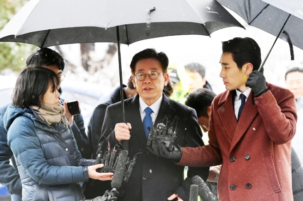 이재명 경기도지사가 24일 수원지방검찰청 성남지청에서 조사를 받기 위해 출석하던 중 취재진의 질문에 답변하고 있다. 검찰 조사는 경찰이 기소 의견으로 송치한 친형 강제입원, 검사 사칭, 성남시 분당구 대장동 개발 관련 허위사실 공표 등 3건과 배우 김부선 씨와 관련된 여배우 스캔들에 대해서 진행될 예정이다. 조태형기자