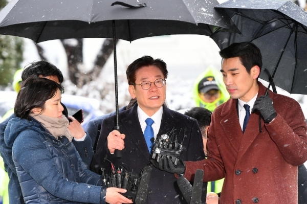 이재명 경기도지사가 24일 수원지방검찰청 성남지청에서 조사를 받기 위해 출석하던 중 취재진의 질문에 답변하고 있다. 검찰 조사는 경찰이 기소 의견으로 송치한 친형 강제입원, 검사 사칭, 성남시 분당구 대장동 개발 관련 허위사실 공표 등 3건과 배우 김부선 씨와 관련된 여배우 스캔들에 대해서 진행될 예정이다. 조태형기자