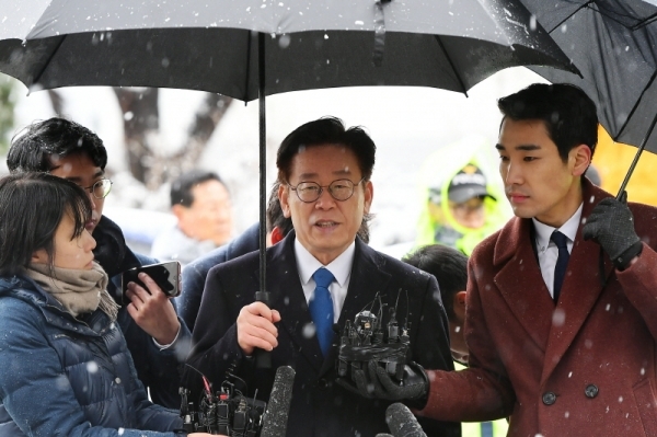 이재명 경기도지사가 24일 수원지방검찰청 성남지청에서 조사를 받기 위해 출석하던 중 취재진의 질문에 답변하고 있다. 검찰 조사는 경찰이 기소 의견으로 송치한 친형 강제입원, 검사 사칭, 성남시 분당구 대장동 개발 관련 허위사실 공표 등 3건과 배우 김부선 씨와 관련된 여배우 스캔들에 대해서 진행될 예정이다. 조태형기자