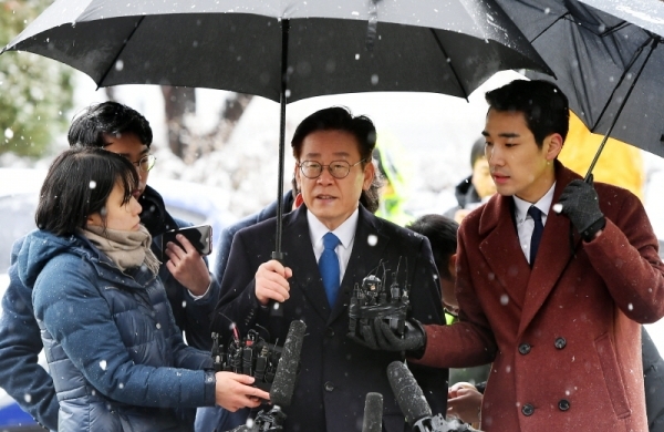 이재명 경기도지사가 24일 수원지방검찰청 성남지청에서 조사를 받기 위해 출석하던 중 취재진의 질문에 답변하고 있다. 검찰 조사는 경찰이 기소 의견으로 송치한 친형 강제입원, 검사 사칭, 성남시 분당구 대장동 개발 관련 허위사실 공표 등 3건과 배우 김부선 씨와 관련된 여배우 스캔들에 대해서 진행될 예정이다. 조태형기자