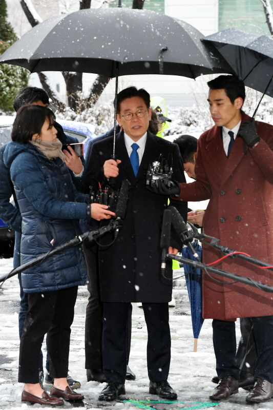 이재명 경기도지사가 24일 수원지방검찰청 성남지청에서 조사를 받기 위해 출석하던 중 취재진의 질문에 답변하고 있다. 검찰 조사는 경찰이 기소 의견으로 송치한 친형 강제입원, 검사 사칭, 성남시 분당구 대장동 개발 관련 허위사실 공표 등 3건과 배우 김부선 씨와 관련된 여배우 스캔들에 대해서 진행될 예정이다. 조태형기자