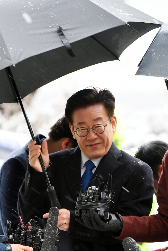 이재명 경기도지사가 24일 수원지방검찰청 성남지청에서 조사를 받기 위해 출석하던 중 바람이 불자 우산을 잡고 있다. 검찰 조사는 경찰이 기소 의견으로 송치한 친형 강제입원, 검사 사칭, 성남시 분당구 대장동 개발 관련 허위사실 공표 등 3건과 배우 김부선 씨와 관련된 여배우 스캔들에 대해서 진행될 예정이다. 조태형기자