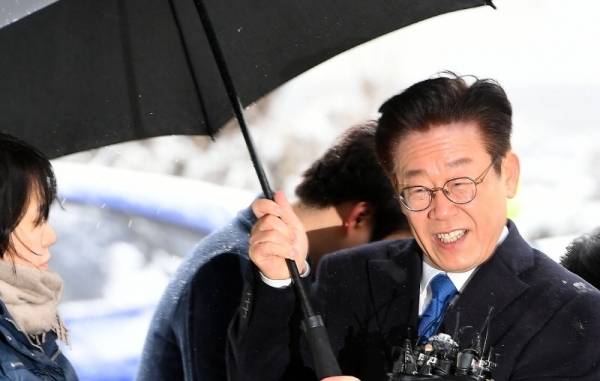이재명 경기도지사가 24일 수원지방검찰청 성남지청에서 조사를 받기 위해 출석하던 중 바람이 불자 우산을 잡고 있다. 검찰 조사는 경찰이 기소 의견으로 송치한 친형 강제입원, 검사 사칭, 성남시 분당구 대장동 개발 관련 허위사실 공표 등 3건과 배우 김부선 씨와 관련된 여배우 스캔들에 대해서 진행될 예정이다. 조태형기자
