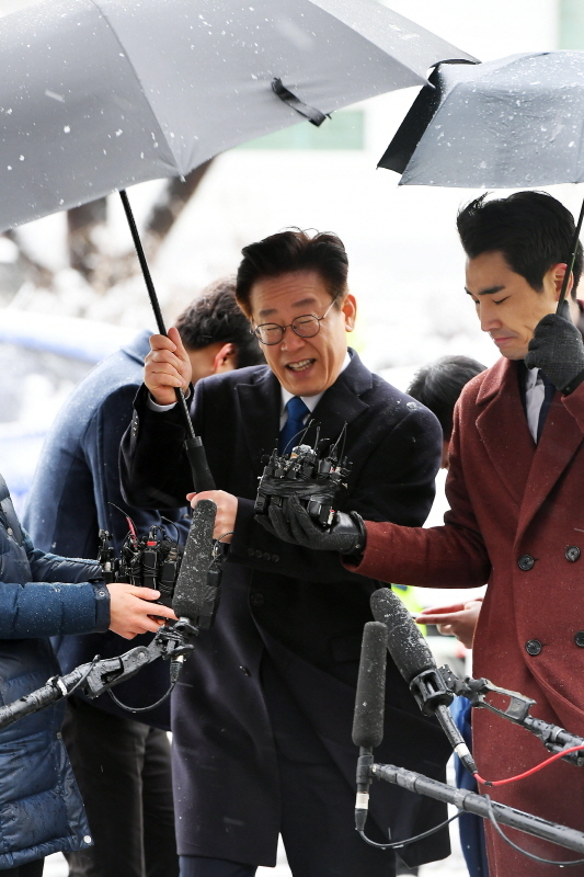 이재명 경기도지사가 24일 수원지방검찰청 성남지청에서 조사를 받기 위해 출석하던 중 바람이 불자 우산을 잡고 있다. 검찰 조사는 경찰이 기소 의견으로 송치한 친형 강제입원, 검사 사칭, 성남시 분당구 대장동 개발 관련 허위사실 공표 등 3건과 배우 김부선 씨와 관련된 여배우 스캔들에 대해서 진행될 예정이다. 조태형기자