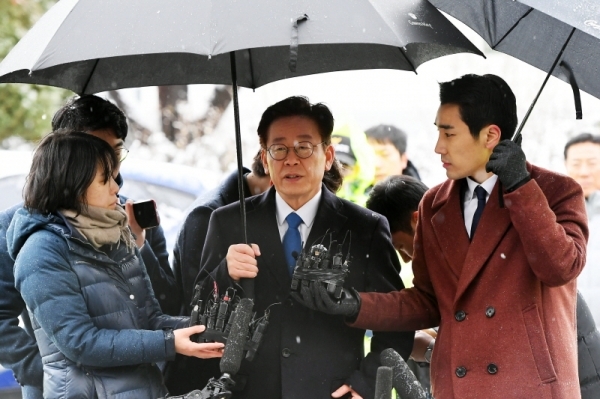 이재명 경기도지사가 24일 수원지방검찰청 성남지청에서 조사를 받기 위해 출석하던 중 취재진의 질문에 답변하고 있다. 검찰 조사는 경찰이 기소 의견으로 송치한 친형 강제입원, 검사 사칭, 성남시 분당구 대장동 개발 관련 허위사실 공표 등 3건과 배우 김부선 씨와 관련된 여배우 스캔들에 대해서 진행될 예정이다. 조태형기자