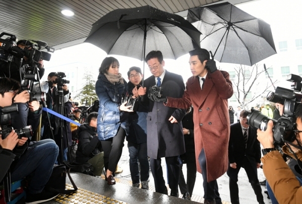 이재명 경기도지사가 24일 수원지방검찰청 성남지청에서 조사를 받기 위해 출석하고 있다. 검찰 조사는 경찰이 기소 의견으로 송치한 친형 강제입원, 검사 사칭, 성남시 분당구 대장동 개발 관련 허위사실 공표 등 3건과 배우 김부선 씨와 관련된 여배우 스캔들에 대해서 진행될 예정이다. 조태형기자