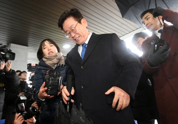 이재명 경기도지사가 24일 수원지방검찰청 성남지청에서 조사를 받기 위해 출석하던 중 바람이 불자 우산을 잡고 있다. 검찰 조사는 경찰이 기소 의견으로 송치한 친형 강제입원, 검사 사칭, 성남시 분당구 대장동 개발 관련 허위사실 공표 등 3건과 배우 김부선 씨와 관련된 여배우 스캔들에 대해서 진행될 예정이다. 조태형기자