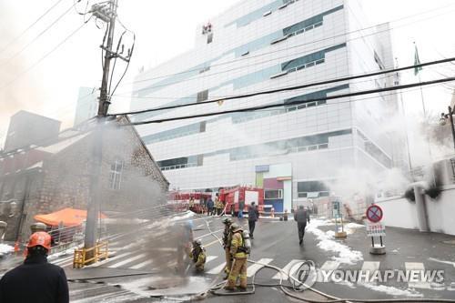 24일 오전 지하 통신구에서 화재가 발생한 서대문구 충정로의 KT 아현빌딩 앞에서 소방대원들이 화재진압 작업을 벌이고 있다. 연합뉴스
