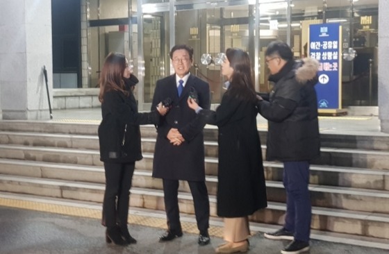▲ 24일 밤 11시17분께 13시간에 걸친 검찰 조사를 받고 나온 이재명 경기도지사가 취재진 질문에 답변을 하고 있다. 사진=정민훈기자
