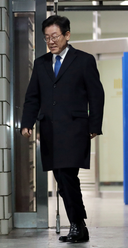 친형 강제입원, 검사 사칭, 대장동 개발 관련 허위사실 공표 등 혐의에 대한 피의자 신분으로 검찰에 출석한 이재명 경기도지사가 24일 오후 13시간에 걸친 조사를 마친 뒤 경기도 성남시 수원지검 성남지청을 빠져나오고 있다. 연합뉴스