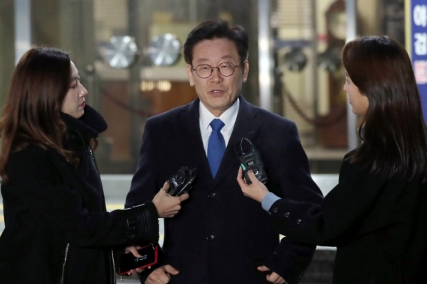 친형 강제입원, 검사 사칭, 대장동 개발 관련 허위사실 공표 등 혐의에 대한 피의자 신분으로 검찰에 출석한 이재명 경기도지사가 24일 오후 13시간에 걸친 조사를 마친 뒤 경기도 성남시 수원지검 성남지청을 빠져나오고 있다. 연합뉴스