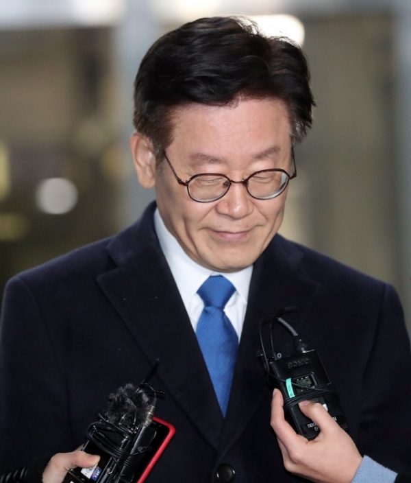 친형 강제입원, 검사 사칭, 대장동 개발 관련 허위사실 공표 등 혐의에 대한 피의자 신분으로 검찰에 출석한 이재명 경기도지사가 24일 오후 13시간에 걸친 조사를 마친 뒤 경기도 성남시 수원지검 성남지청 앞에서 취재진의 질문에 답하고 있다. 연합뉴스