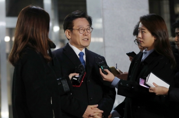 친형 강제입원, 검사 사칭, 대장동 개발 관련 허위사실 공표 등 혐의에 대한 피의자 신분으로 검찰에 출석한 이재명 경기도지사가 24일 오후 13시간에 걸친 조사를 마친 뒤 경기도 성남시 수원지검 성남지청 앞에서 취재진의 질문에 답하고 있다. 연합뉴스