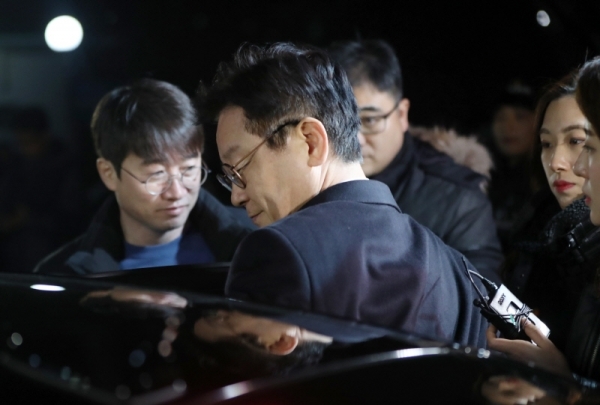 친형 강제입원, 검사 사칭, 대장동 개발 관련 허위사실 공표 등 혐의에 대한 피의자 신분으로 검찰에 출석한 이재명 경기도지사가 24일 오후 13시간에 걸친 조사를 마친 뒤 경기도 성남시 수원지검 성남지청을 떠나고 있다.연합뉴스