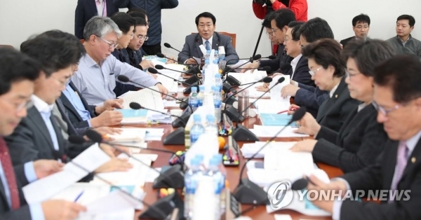 24일 국회에서 열린 예산결산특별위원회 예산안등조정소위원회 회의에서 안상수 예결위 위원장이 회의를 주재하고 있다.  /연합