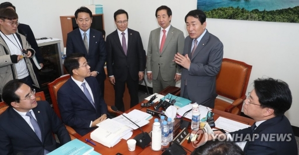 22일 오전 국회에서 열린 예산결산특별위원회 예산안등조정소위원회 회의에서 각당 원내대표들이 회의장을 찾아 인사말을 하고 있다. 왼쪽부터 바른미래당 김관영 원내대표, 더불어민주당 홍영표 원내대표, 자유한국당 김성태 원내대표, 안상수 예결위 위원장. /연합