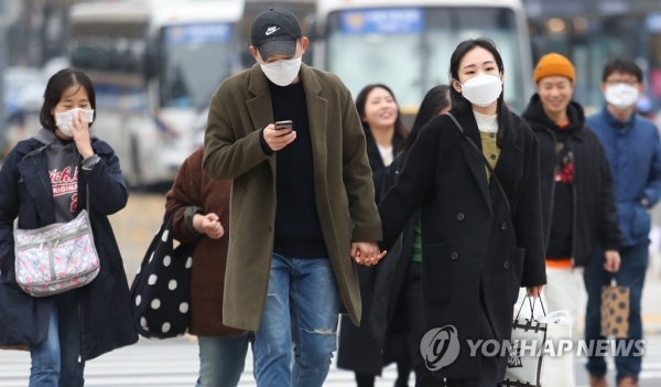 마스크 쓴 시민들[연합뉴스 자료사진]